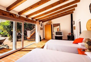 8 slaapkamers, een strijkplank/strijkijzer, gratis wifi, beddengoed