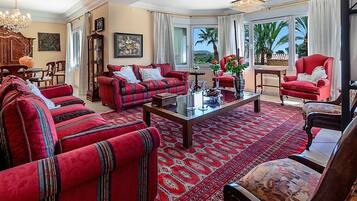 Een televisie, een open haard, een dvd-speler en een tafeltennistafel