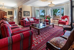 Una televisión, una chimenea, un reproductor de DVD