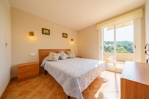 3 室のベッドルーム、WiFi (無料)、ベッドシーツ