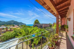 Property grounds - Holiday Home 'Villetta Degli Oleandri' with Sea View, Private Terrace and Air Conditioning (Solanas)
