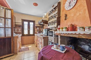 Fridge, microwave, oven, stovetop - Holiday Home 'Villetta Degli Oleandri' with Sea View, Private Terrace and Air Conditioning (Solanas)