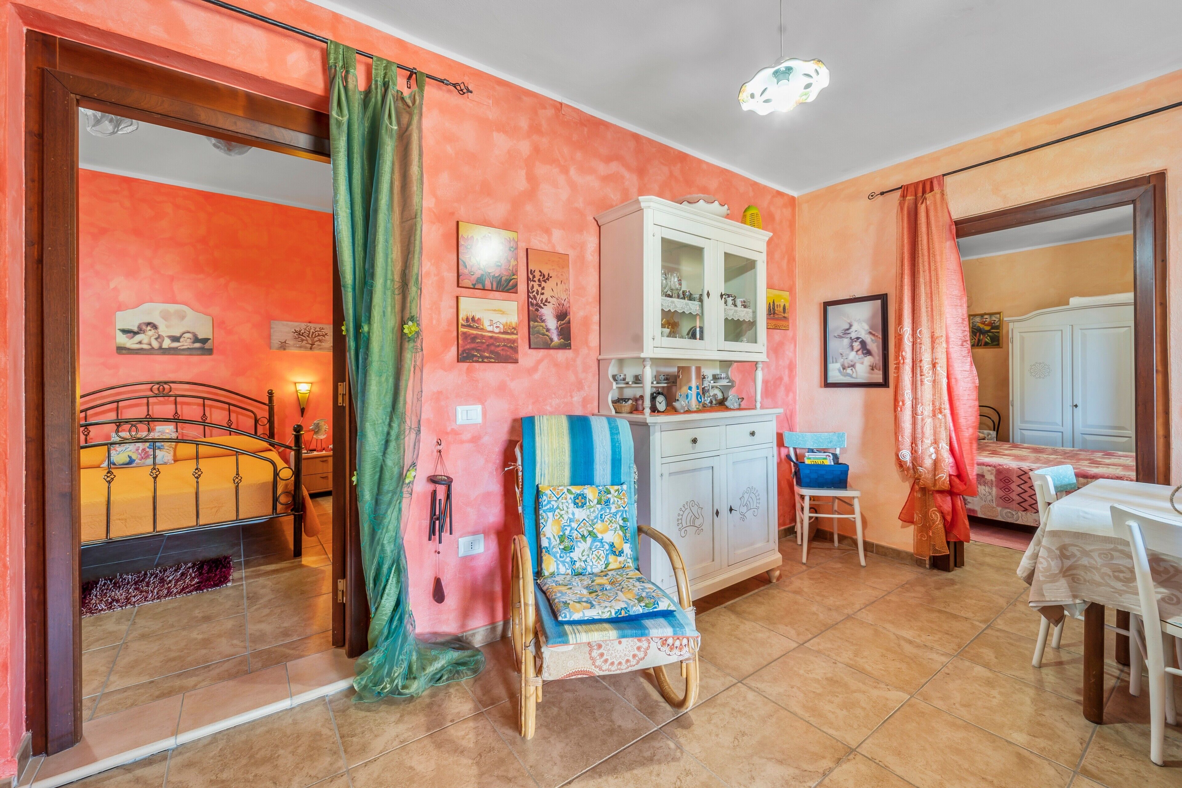 Una habitación con cama, una silla de ruedas, un armario, una mesa y una silla.