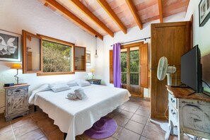 4 bedrooms, iron/ironing board, free WiFi, bed sheets