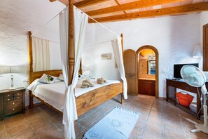 4 bedrooms, iron/ironing board, free WiFi, bed sheets