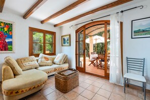 Televisio, takka, pöytätennispöytä