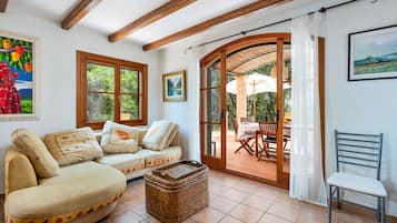 TV, lareira, mesa de pingue-pongue