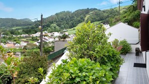 Zona residencial con casas, vegetación y un paisaje montañoso al fondo.