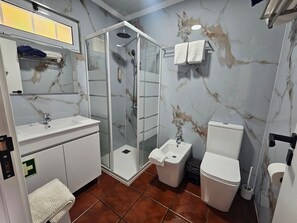 Dusche, Haartrockner, Handtücher