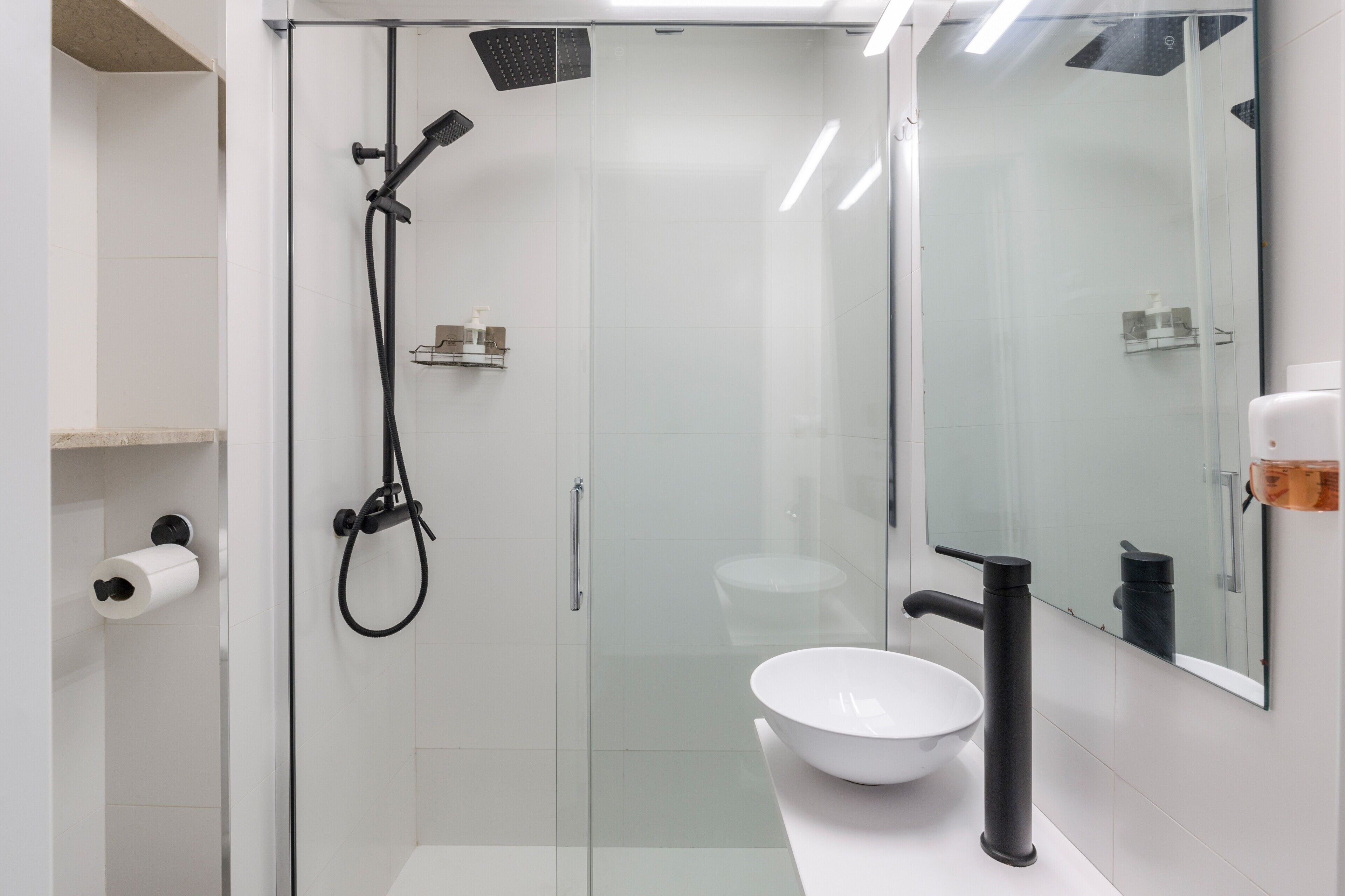 Een douche, een haardroger, handdoeken