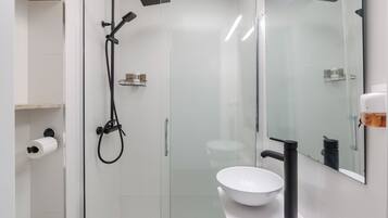 Ducha, secador de pelo y toallas
