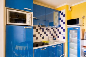 Frigorifero, microonde, forno, piano cottura