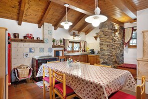 Dining - Chalet Berghof Laret Arnica Apartment with Mountain View, Sauna and Wi-Fi (Rabbi)