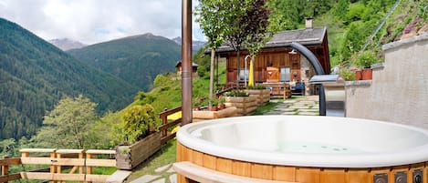 Outdoor spa tub