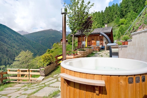 Chalet with Sauna & Hot Tub, Mountain View, Private Terrace & Wi-Fi