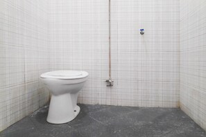 Habitación doble | Baño | Ducha, cabezal de ducha tipo lluvia, toallas y papel higiénico