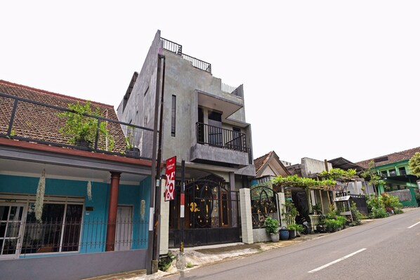 Front of property - OYO Life 90737 Losmen Aini Syariah (Batu)