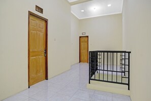 Lobby - OYO Life 90737 Losmen Aini Syariah (Batu)