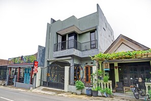 Front of property - OYO Life 90737 Losmen Aini Syariah (Batu)