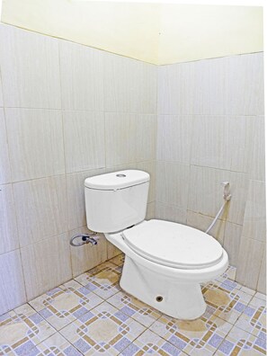 Deluxe Double Room | Bathroom | Shower, towels, toilet paper