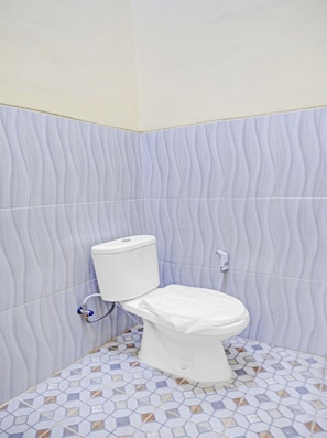 Deluxe Double Room | Bathroom | Shower, towels, toilet paper