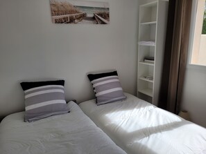 2 bedrooms, travel cot, bed sheets