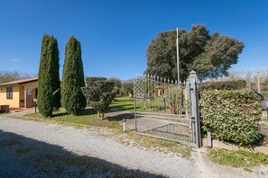 المنطقة المحيطة بالمنشأة