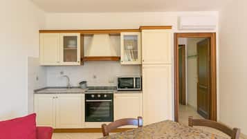 Kühlschrank, Ofen, Herdplatte, Wasserkocher mit Kaffee-/Teezubehör