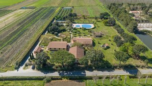 An aerial view of a rural property with fields, a swimming pool, and a large house. - Farmhouse "Il Girasole - Limone" with Shared Pool, Shared Garden & Wi-Fi (Venturina Terme)