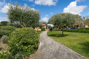 Property grounds - Farmhouse "Il Girasole - Limone" with Shared Pool, Shared Garden & Wi-Fi (Venturina Terme)