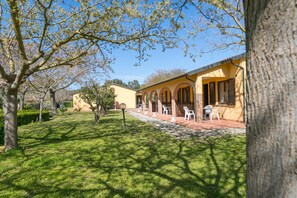 Exterior - Farmhouse "Il Girasole - Limone" with Shared Pool, Shared Garden & Wi-Fi (Venturina Terme)