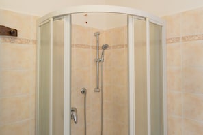 Dusche, Haartrockner, Handtücher