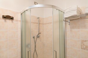 Dusche, Haartrockner, Handtücher