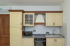 Fridge, oven, stovetop, coffee/tea maker - Farmhouse "Il Girasole - Rovo" with Shared Pool, Shared Garden & Wi-Fi (Venturina Terme)