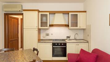 Kühlschrank, Ofen, Herdplatte, Wasserkocher mit Kaffee-/Teezubehör