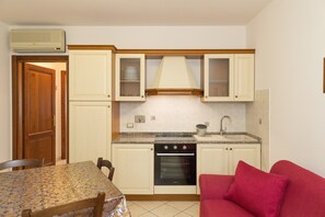 Réfrigérateur, four, plaque de cuisson, cafetière/bouilloire