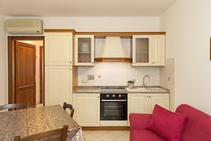 Kühlschrank, Ofen, Herdplatte, Wasserkocher mit Kaffee-/Teezubehör