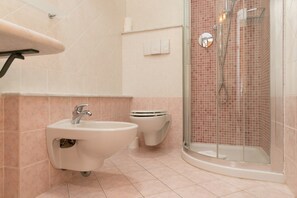 Dusche, kostenlose Toilettenartikel, Haartrockner, Handtücher