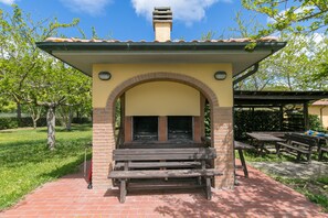 Outdoor dining - Farmhouse "Il Girasole - Mirto" with Shared Pool, Shared Garden & Wi-Fi (Venturina Terme)