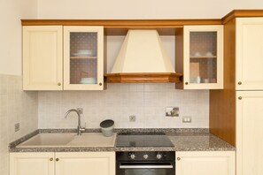 Fridge, oven, stovetop, coffee/tea maker
