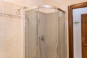 Dusche, kostenlose Toilettenartikel, Haartrockner, Handtücher