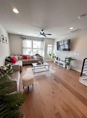 Living area - Casa CLT - Cozy & Fly townhome (Charlotte)
