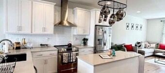 Casa CLT - Cozy & Fly townhome