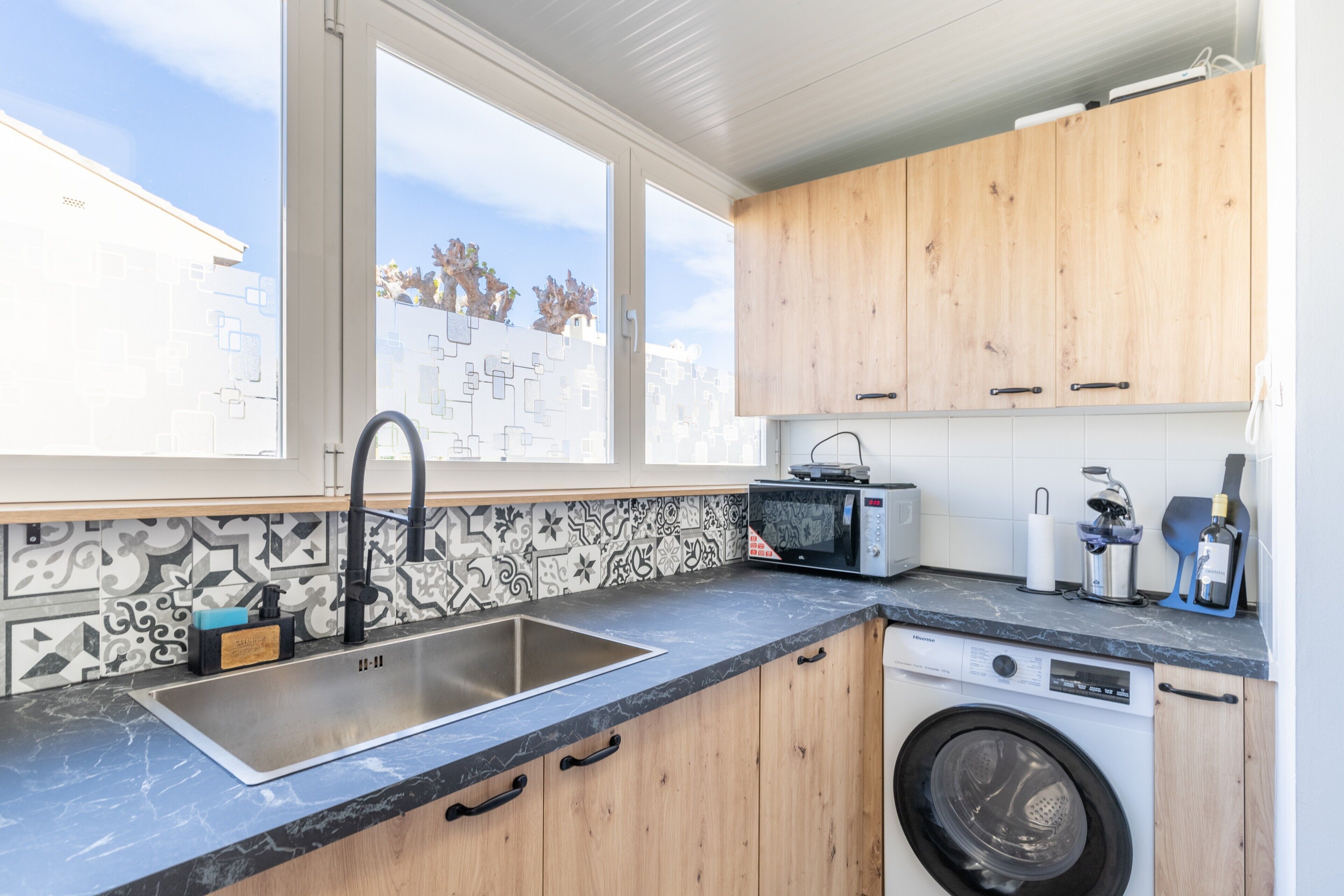 Jääkaappi, mikroaaltouuni, uuni, liesi