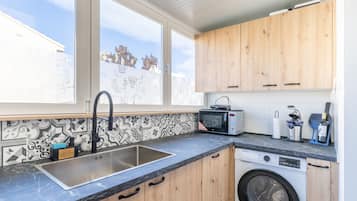 Jääkaappi, mikroaaltouuni, uuni, liesi