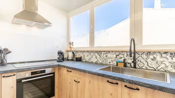 Jääkaappi, mikroaaltouuni, uuni, liesi