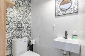 Suihku, hiustenkuivaaja, pyyhkeet