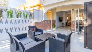 Outdoor dining - Sol y Sombra Holiday Home with Shared Pool, WiFi and Air Conditioning (El Campello)