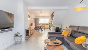 TV - Sol y Sombra Holiday Home with Shared Pool, WiFi and Air Conditioning (El Campello)