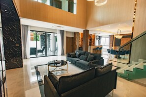 Interior - 4 bedroom ultra luxury pool villa with lake view and daily cleaning (Muang Pattaya)